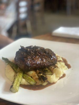 110z Fillet with mashed potatos and asparagus.