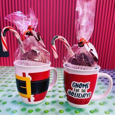 Hot Cocoa Bombs in Holiday Mugs!