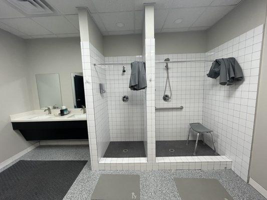 Men's bathroom - showers