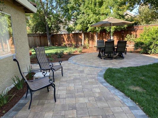 Paver path into circular pavers for dining