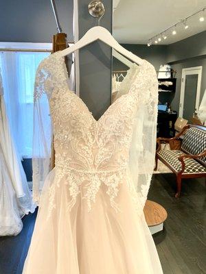 Sweetheart Neckline, A-line wedding gown.