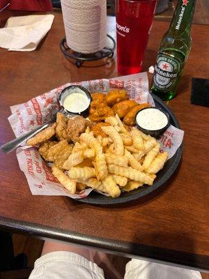 Boneless wings and fries