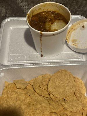 Said this was nachos with cheese, me and everything it's straight up chili and cheese in a cup with some regulur ass crackers