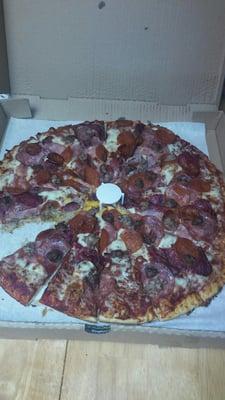 Meatlovers Combo XL Pizza Sausage, beef, salami, pepperoni, linguica, ham & pastrami