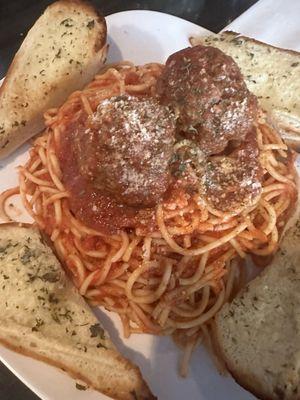 Spaghetti with meatballs and garlic bread