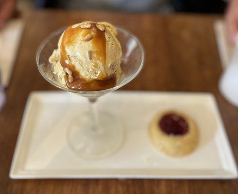 Piñon ice cream with caramel sauce and cookie