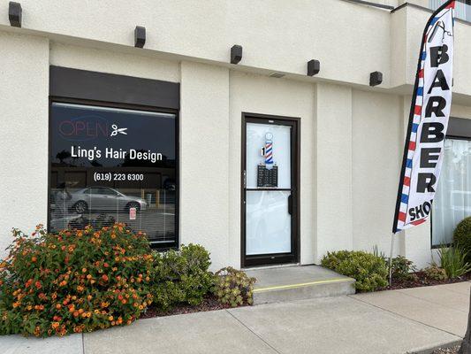 Clean,tidy and comfortable small barbershop,Barber Ling welcomes whoever needs a haircut