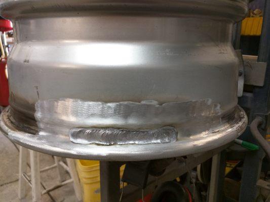 Cracked Mercedes wheel after welding