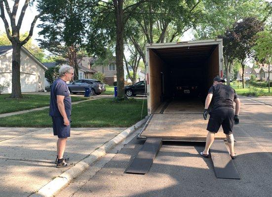 Unloading the car from the trailer