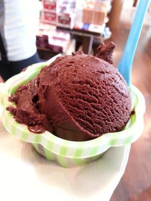 Scuro (very dark chocolate) gelato