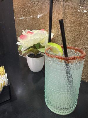 Margarita en las rocas con Tajín