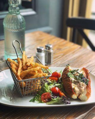 Lobster Roll with Truffle Fries. (More food recommends follow my Instagram @yo.cutie)