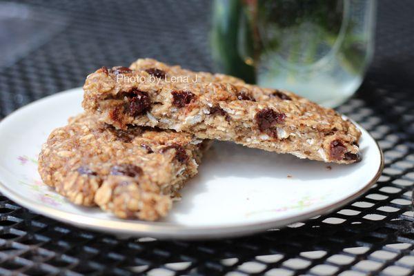 Inside of Smart Cookie ($3.50) - chocolate chip, oats, banana. Tastes "healthy"; only sweetener is banana.