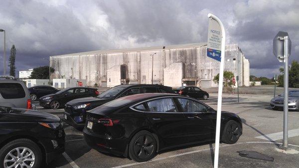 Ok, the station is not bad, but that big building next to Mangonia Park (Palm Beach Co.) makes it look "mangy."  The parking lot is huge.