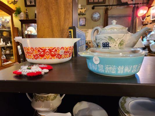 Sometimes they have pyrex ! So pretty.