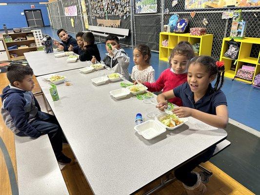 Club kids eating healthy