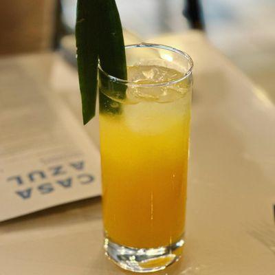 Non-alcoholic mango cocktail