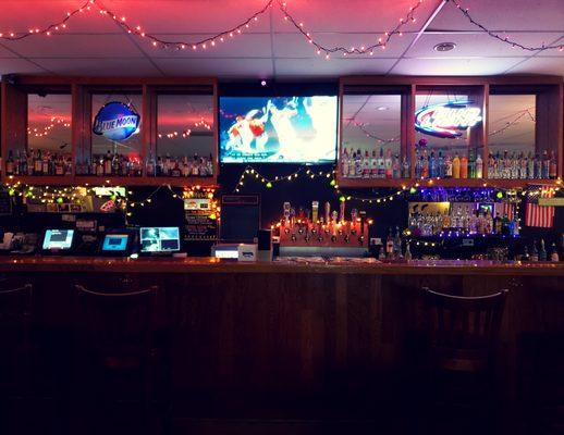 That nightlife! A cozy, inviting atmosphere here at the Shamrock Bar and Grill.