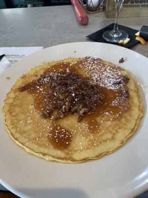 Hot cakes with pecan, caramel and candies bacon toppings