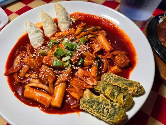 Tteok-bokki with mandoo