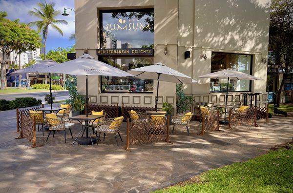 SUMSUM's patio on Kalakaua at Saratoga