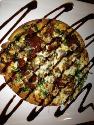 Flat bread pizza with sun dried tomatoes, mushrooms, host cheese and aragula!