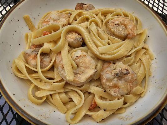 Cajun shrimp pasta: fettuccine, grilled shrimp, red bell peppers, heavy cream, garlic, & Cajun seasoning. Surprisingly bland.