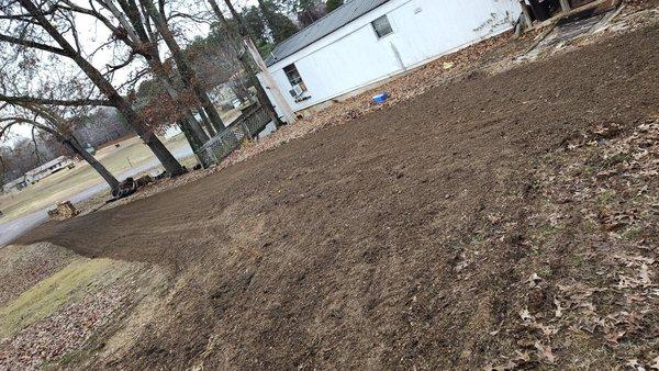 Built this driveway with river gravel and  for less than 1500$ labor and materials in 1 day