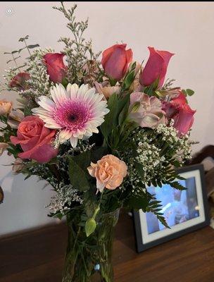 This is the are arrangement that was delivered.  This is NOT what I ordered for over $100.00, please view other pictures.