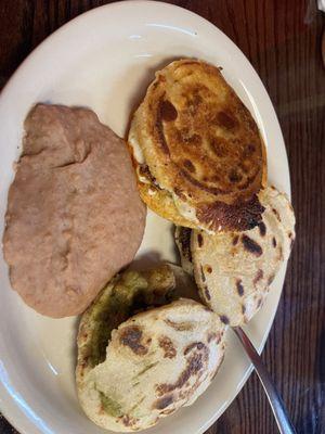 Chiriqueso ,chicharrón en salsa verde and picadillo