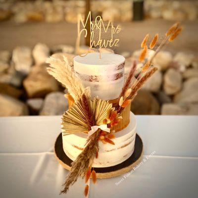 Rustic wedding cake with dried pampas