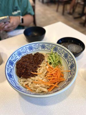 猪肉炸酱面 pork soybean paste dry noodles