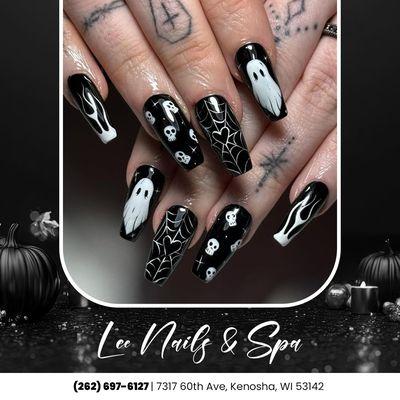 Dark and mysterious, our black nail designs are the perfect finishing touch for your Halloween look! Are you ready to scare?