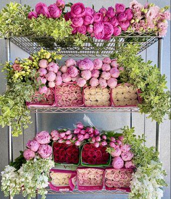 Romantic Combination  Starring Premium roses, peonies, Italian Pitt and lisianthus