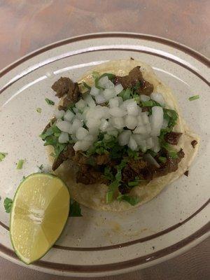 Carne asada taco con cilantro y cebolla