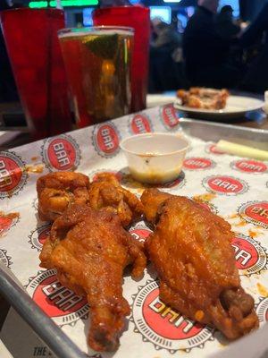 Buffalo chicken wings and a Modelo.