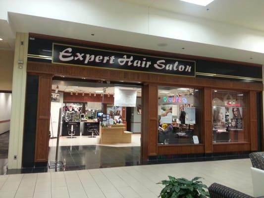 Super convenient location in the Maplewood Mall on the first floor by Kohls!