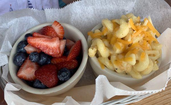 Kids mac and cheese with fruit