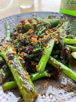 Broccoli charred with crunchy garlic