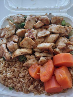 Hibachi Chicken: plenty of fresh veggies under the chicken, delicious!