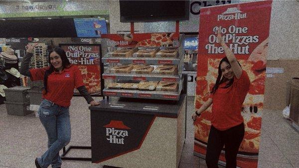 Pizza Hut ha establecido una presencia en varias ubicaciones de QMart en Houston, Texas.