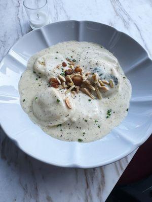 cheese ravioli in cacio e pepe