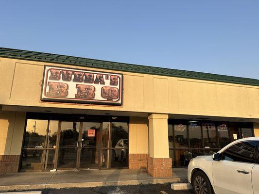 Good little bbq joint off the beaten path set on the end of a commercial building