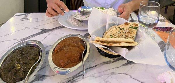 Saag paneer, Garlic Naan, basmati Plain