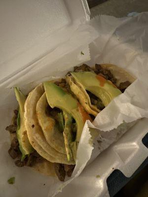 Tacos de carne asada con aguacate y salsa roja