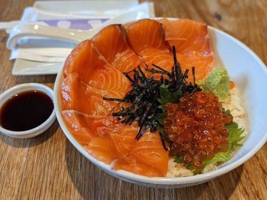 Salmon ikura donburi. Instagram: TianTianEats