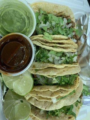 Tacos de chorizo y asada. Aka chorizo and steak tacos. Btw these were so bomb !!