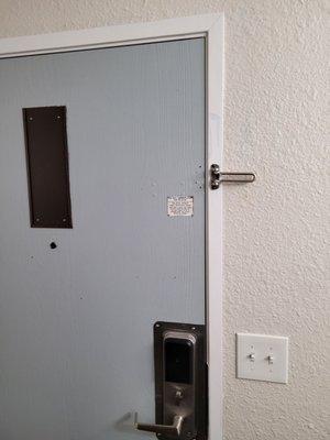 Security latch missing locking mechanism