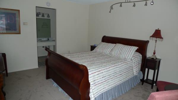 Queen Bed and Private Bath, Wi-Fi, Flat Screen TV