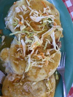 Pupusas de queso u de chicharrón.